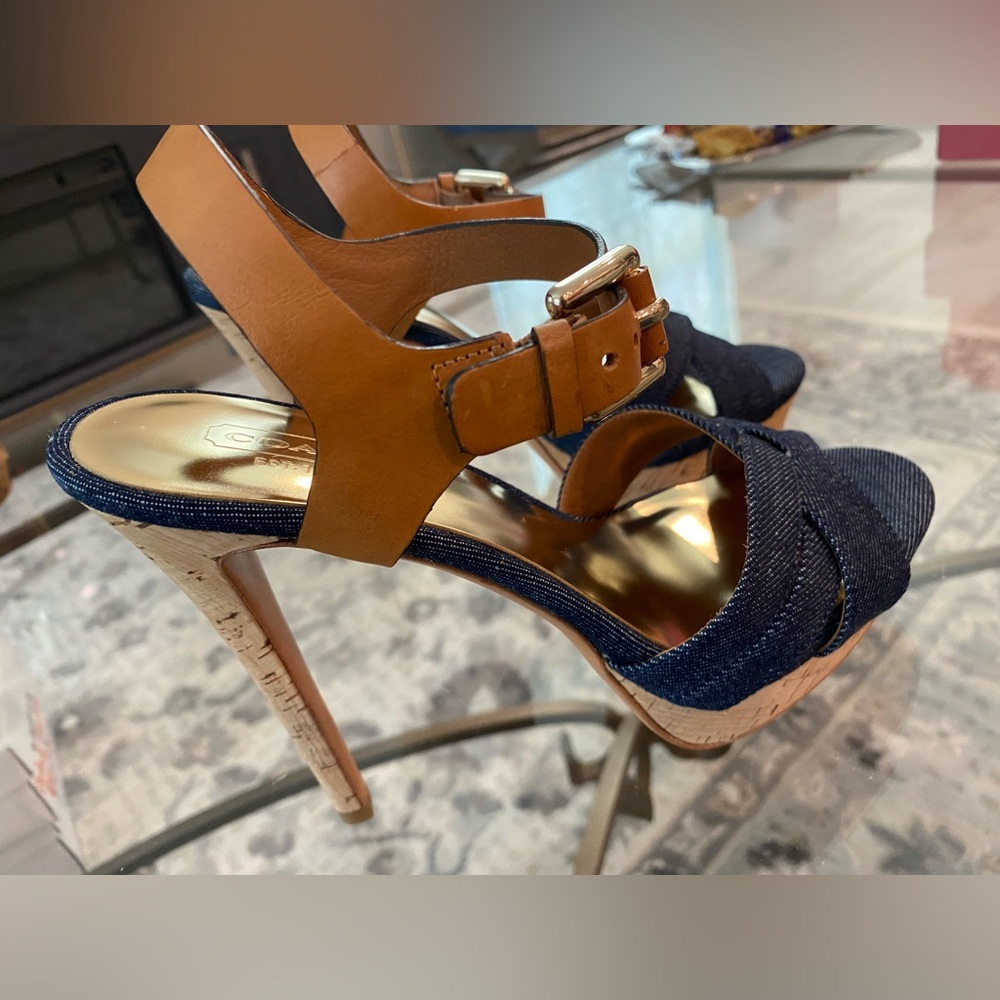 New w/ box, beautiful Coach denim platform sandals ! 5“ Heel. Size 6.5 - Picture 2 of 7